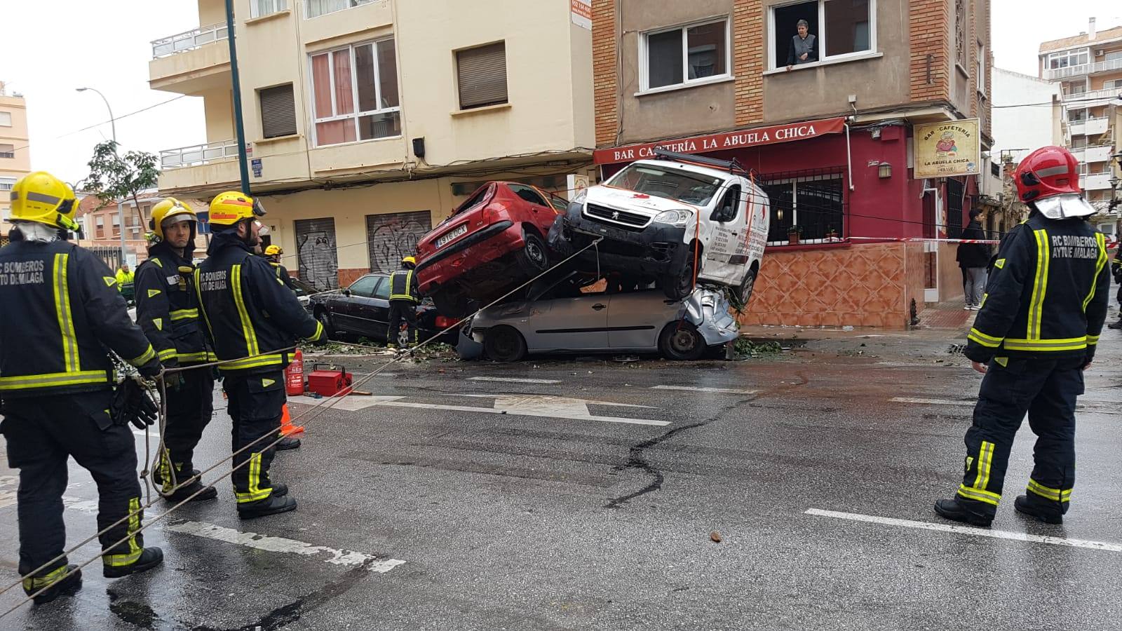 Los sanitarios han conseguido reanimar al conductor, que estuvo varios minutos en parada cardiorrespiratoria, y lo han trasladado al hospital