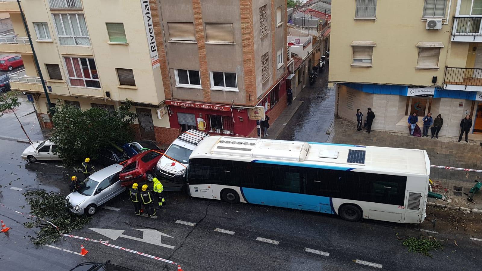 Los sanitarios han conseguido reanimar al conductor, que estuvo varios minutos en parada cardiorrespiratoria, y lo han trasladado al hospital