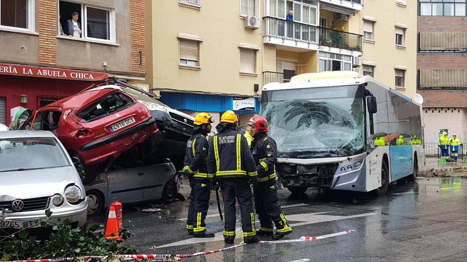 Los sanitarios han conseguido reanimar al conductor, que estuvo varios minutos en parada cardiorrespiratoria, y lo han trasladado al hospital