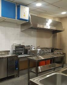 Imagen secundaria 2 - Nuevas freidoras (arriba). La alcaldesa, con representantes de los centros y el albacea, y nueva cocina. 