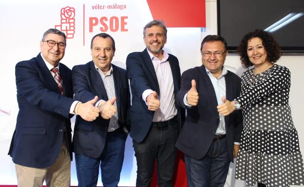 Antonio Moreno Ferrer, José Luis Ruiz Espejo, Ignacio López, Miguel Ángel Heredia y Cynthia García, este viernes en la sede del PSOE en Vélez-Málaga. 
