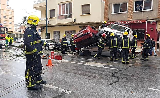 Efectivos de bomberos, actuando en la zona.