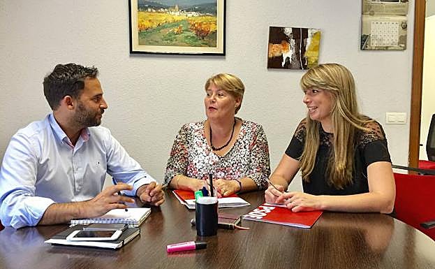 Dani Pérez y las ex ediles socialistas Mari Carmen Moreno y Estefanía Martín Palop.