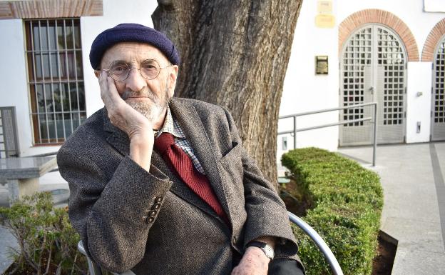 Álvaro Pombo, este viernes, a las puertas del Hospitalillo de Marbella, una de las sedes del festival de poesía 