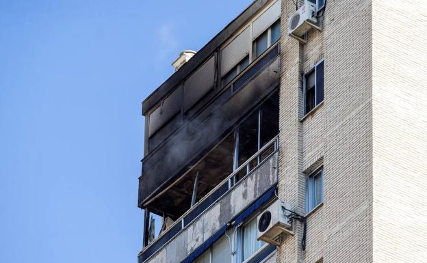 Estado en el que quedó tras el incendio la fachada de la vivienda del poerta Mariano Roldán.