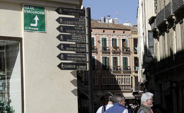 Cartel de evacuación en la plaza de la Constitución.