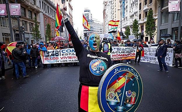 Cabecera de la manifestación de policías y guardias civiles, en la Gran Vía de Madrid.