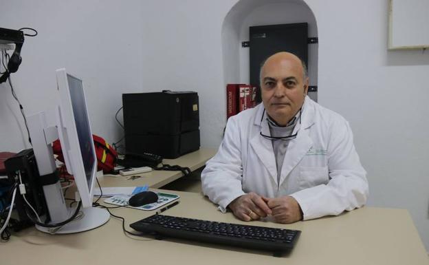 El doctor Guillermo Téllez visita cuatro pueblos del Genal cada día. :: v. melgar