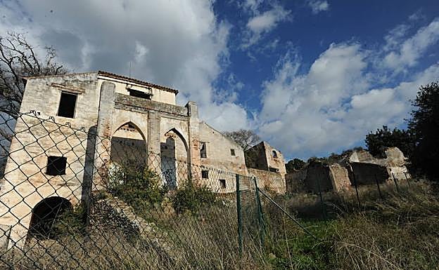 Imagen principal - Trapiche del Prado: Estado actual de la antigua azucarera de Marbella. Castillo de Bentomiz: Gran fortaleza afectada por derrumbes, la vegetación y el abandono. Torrealquería:Su mal estado será corregido con una actuación urgente. 