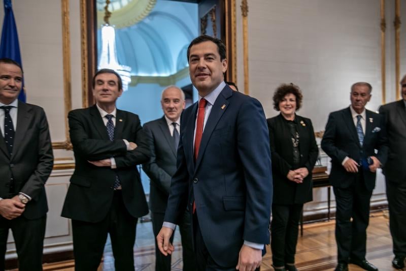 Juanma Moreno, presidente de la Junta de Andalucía, ha recibido a los presidentes de los Consejos de Cofradías de Andalucía, en la víspera de la Semana Santa 2019. 