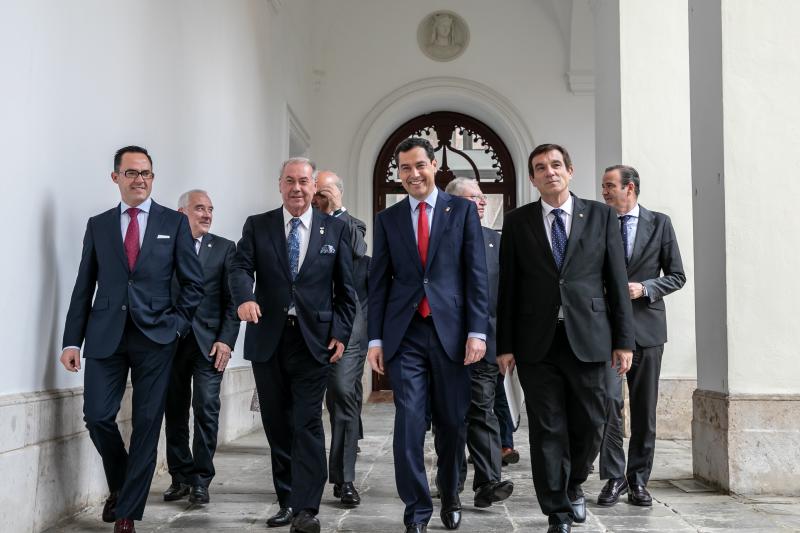 Juanma Moreno, presidente de la Junta de Andalucía, ha recibido a los presidentes de los Consejos de Cofradías de Andalucía, en la víspera de la Semana Santa 2019. 