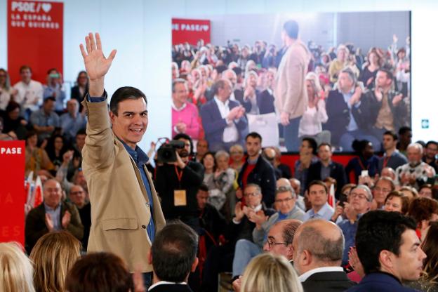 Sánchez saluda a los asistentes al mitin del PSOE celebrado ayer en Zaragoza. ::  Javier Belver / efe