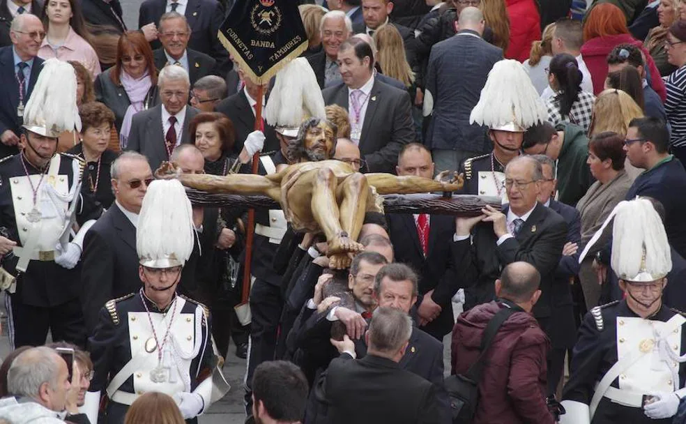 El Cristo de la Sangre, llevado a hombros, y escoltado por integrantes de la banda del Real Cuerpo de Bomberos de Málaga. 