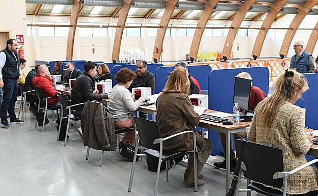 Puestos de entrega de tarjetas habilitados en el Palacio de Congresos de Marbella. 