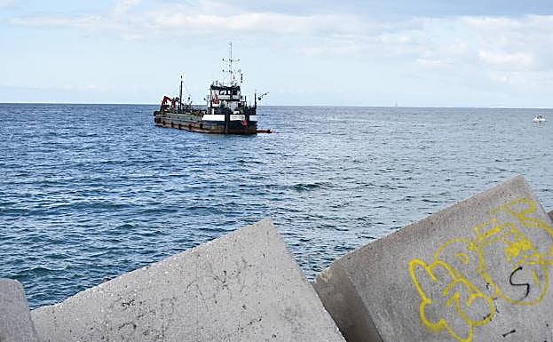 El barco encargado del dragado ha llegado este martes a La Bajadilla. 