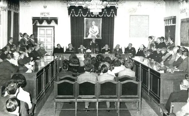Imagen del salón de plenos (1969). 