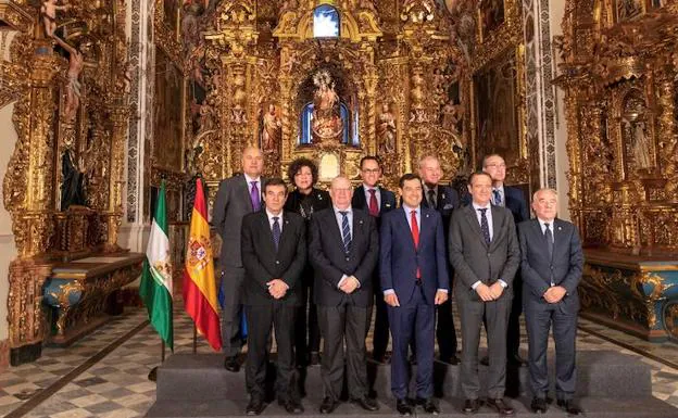 Moreno, con los presidentes de las agrupaciones de cofradías de Andalucía en la capilla de San Telmo. 