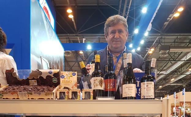 El gerente de Ucopaxa, Salvador Muñoz, en el stand de la cooperativa en el Salon de Gourmets 