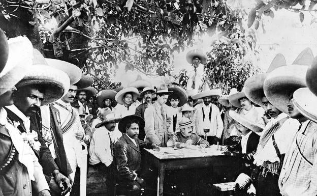 Emiliano Zapata, rodeado por algunos de los campesinos que formaban su ejército en el Estado de Morelos.