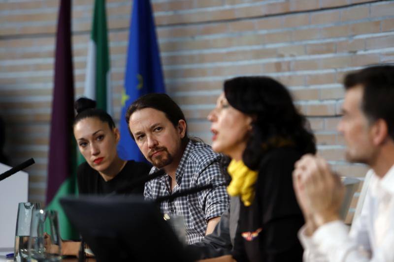 Pablo Iglesias, Alberto Garzón y Antonio Maíllo participan en un acto público en el Aula Magna de la Facultad de Comunicación de Málaga junto a otros compañeros del partido a nivel regional.