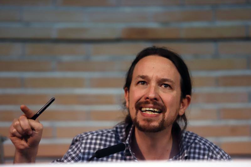 Pablo Iglesias, Alberto Garzón y Antonio Maíllo participan en un acto público en el Aula Magna de la Facultad de Comunicación de Málaga junto a otros compañeros del partido a nivel regional.