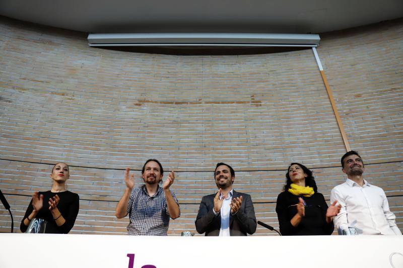 Pablo Iglesias, Alberto Garzón y Antonio Maíllo participan en un acto público en el Aula Magna de la Facultad de Comunicación de Málaga junto a otros compañeros del partido a nivel regional.