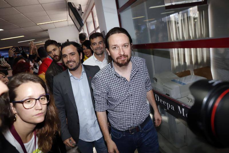 Pablo Iglesias, Alberto Garzón y Antonio Maíllo participan en un acto público en el Aula Magna de la Facultad de Comunicación de Málaga junto a otros compañeros del partido a nivel regional.