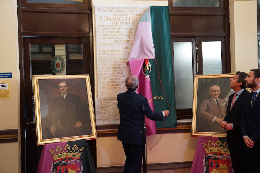 El alcalde ha descubierto la lápida de 1919, restaurada para la ocasión, entre los retratos de los alcaldes Romero Raggio y Guerrero Stracha