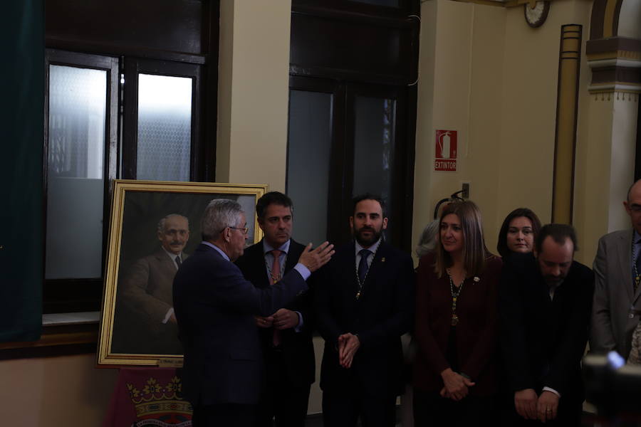 El alcalde ha descubierto la lápida de 1919, restaurada para la ocasión, entre los retratos de los alcaldes Romero Raggio y Guerrero Stracha