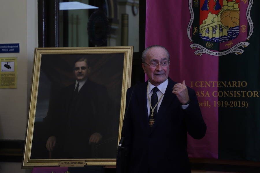 El alcalde ha descubierto la lápida de 1919, restaurada para la ocasión, entre los retratos de los alcaldes Romero Raggio y Guerrero Stracha