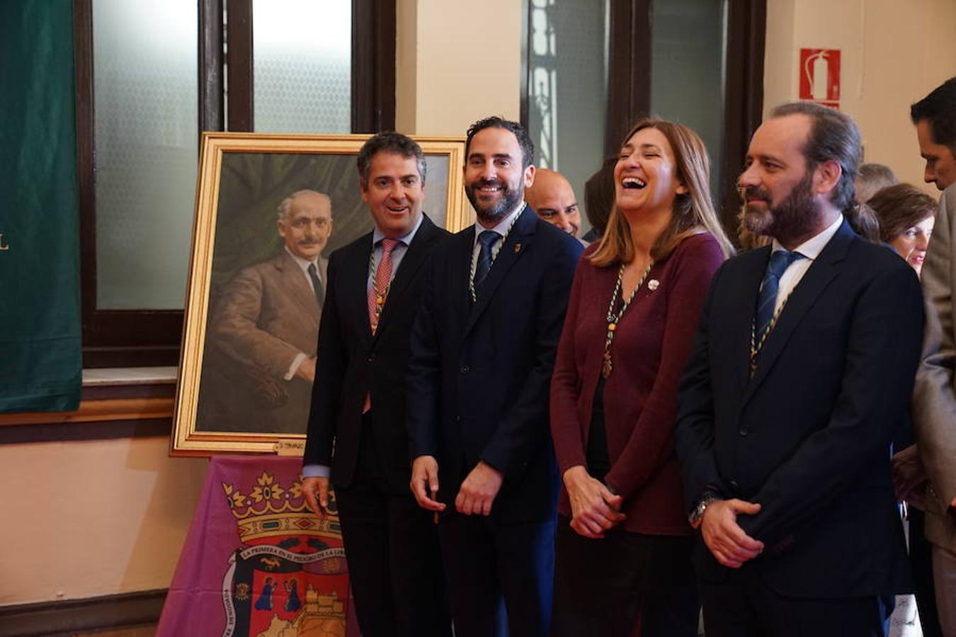 El alcalde ha descubierto la lápida de 1919, restaurada para la ocasión, entre los retratos de los alcaldes Romero Raggio y Guerrero Stracha