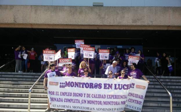 Educación se compromete a mejorar las condiciones laborales de las monitoras escolares