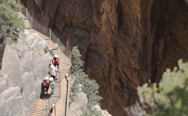Visitantes recorren las pasarelas del Caminito del Rey. 
