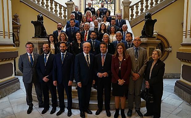 Foto de familia de la actual Corporación en la escalinata principal del edificio. 