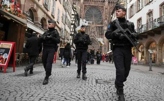 Policías franceses patrullan en el reabierto mercado navideño de Estrasburgo.