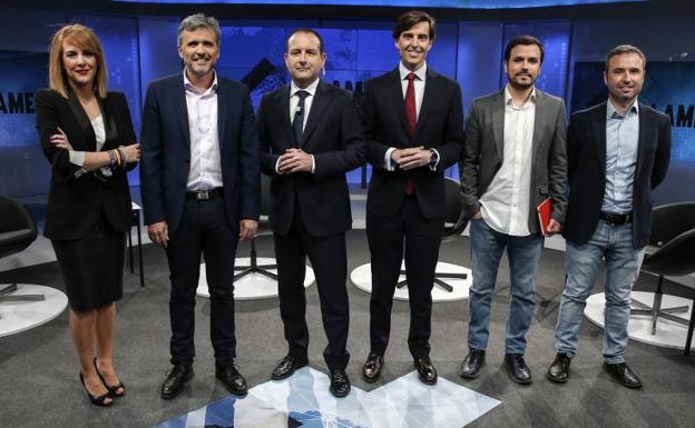 Los participantes en el debate, con Manolo Castillo. 