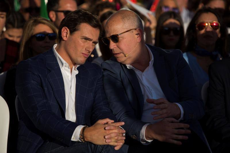 El líder de Ciudadanos, Albert Rivera, ha acudido al primer gran acto central de esta campaña electoral en la ciudad de Málaga. En su intervención, Rivera ha explicado un gran número de propuestas que ofrece su partido para España, con las que quiere atraer al mayor número de votantes y salir victorioso el 28 de abril. 