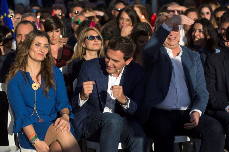 El líder de Ciudadanos, Albert Rivera, ha acudido al primer gran acto central de esta campaña electoral en la ciudad de Málaga. En su intervención, Rivera ha explicado un gran número de propuestas que ofrece su partido para España, con las que quiere atraer al mayor número de votantes y salir victorioso el 28 de abril. 
