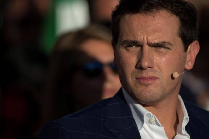 El líder de Ciudadanos, Albert Rivera, ha acudido al primer gran acto central de esta campaña electoral en la ciudad de Málaga. En su intervención, Rivera ha explicado un gran número de propuestas que ofrece su partido para España, con las que quiere atraer al mayor número de votantes y salir victorioso el 28 de abril. 