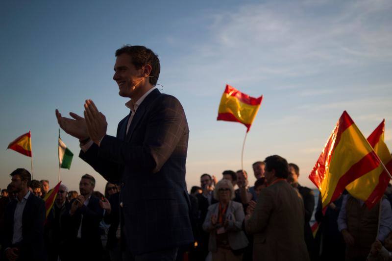 El líder de Ciudadanos, Albert Rivera, ha acudido al primer gran acto central de esta campaña electoral en la ciudad de Málaga. En su intervención, Rivera ha explicado un gran número de propuestas que ofrece su partido para España, con las que quiere atraer al mayor número de votantes y salir victorioso el 28 de abril. 