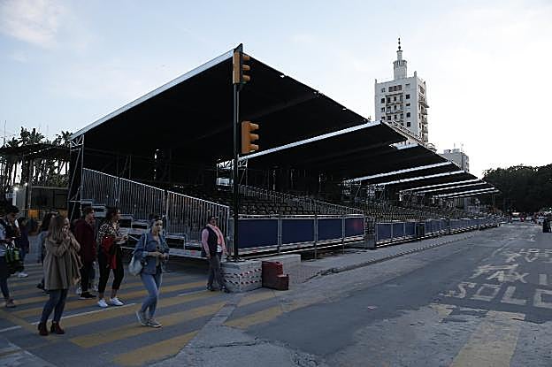 Las tribunas de la plaza de la Marina lucían ayer los toldos. :: ñito salas