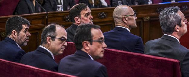 Sànchez, Junqueras, Turull y Rull, en el banquillo de los acusados en el juicio del 'procés'. :: Emilio Naranjo / efe