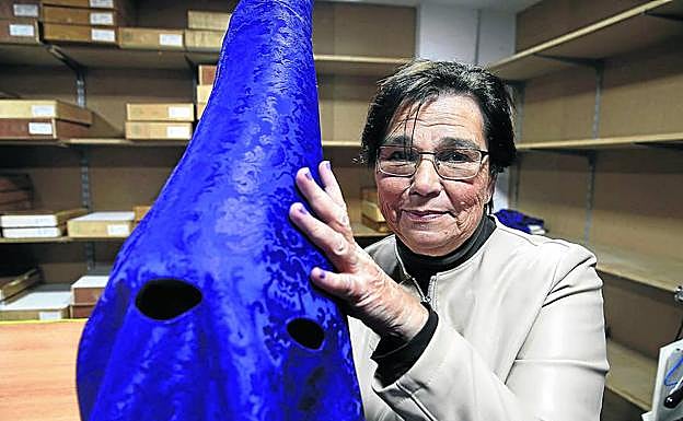 Paloma Sánchez sostiene el capirote que lucen los nazarenos de la Pollinica (Málaga) cada Domingo de Ramos. 