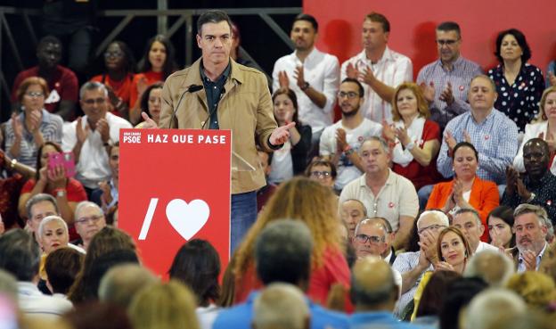 Pedro Sánchez interviene durante el mitin de ayer en Las Palmas. :: Elvira Urquijo A. / efe