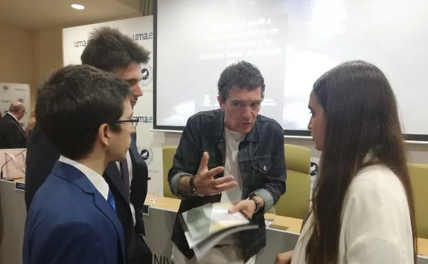 Antonio Banderas, con los alumnos premiados por sus trabajos fin de grado, relacionados con el mundo de las cofradías. 