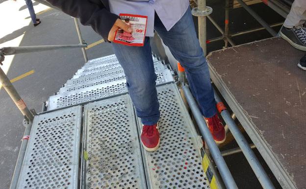 Imagen principal - Escalón en una de las escaleras de acceso a un palco; bordillo en la Alameda, y pivote que molesta a una mujer. 