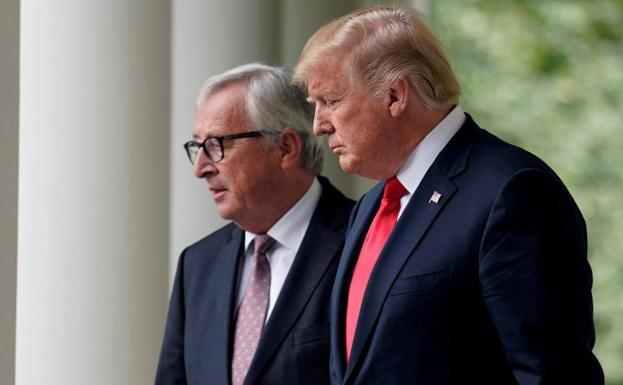 El presidente de EE UU, Donald Trump (dcha.), y el de la Comisión Europea, Jean-Claude Juncker.