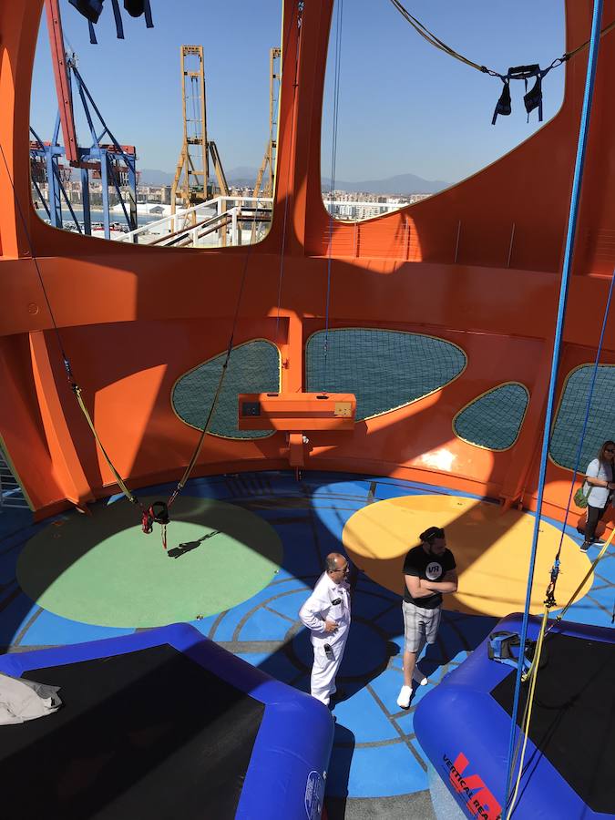 El barco, con capacidad para 4.246 pasajeros y con 1.551 tripulantes, de 55 nacionalidades diferentes, atracó en el recinto portuario malagueño a primera hora y de completo estreno ya que procedía del astillero alemán Meyer Werft