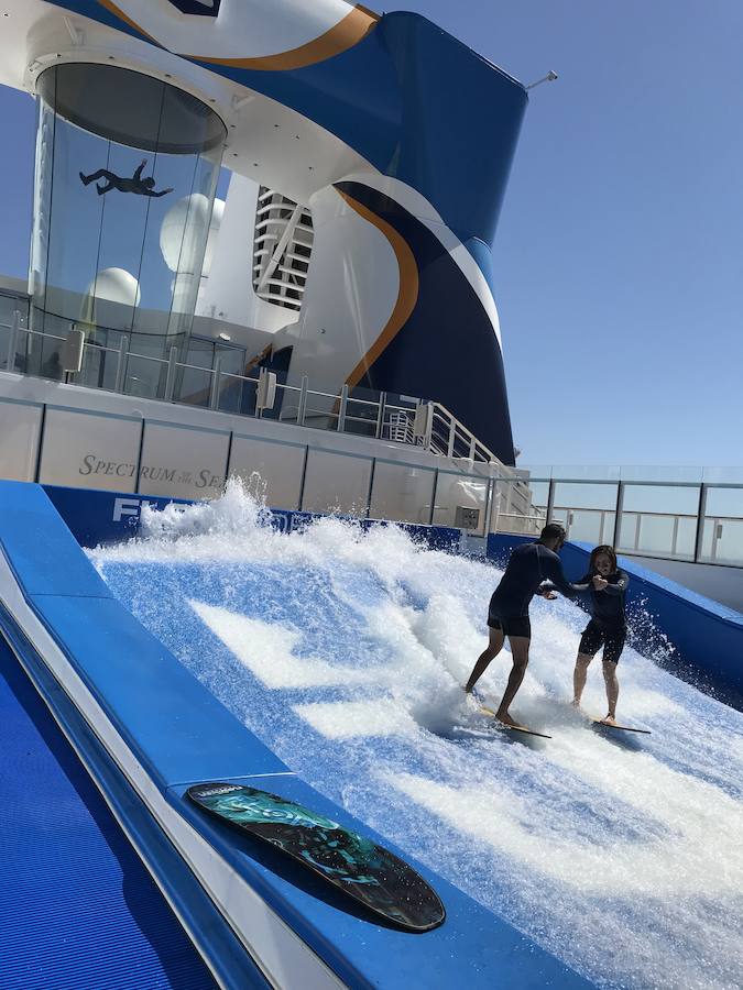 El barco, con capacidad para 4.246 pasajeros y con 1.551 tripulantes, de 55 nacionalidades diferentes, atracó en el recinto portuario malagueño a primera hora y de completo estreno ya que procedía del astillero alemán Meyer Werft