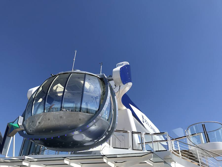 El barco, con capacidad para 4.246 pasajeros y con 1.551 tripulantes, de 55 nacionalidades diferentes, atracó en el recinto portuario malagueño a primera hora y de completo estreno ya que procedía del astillero alemán Meyer Werft